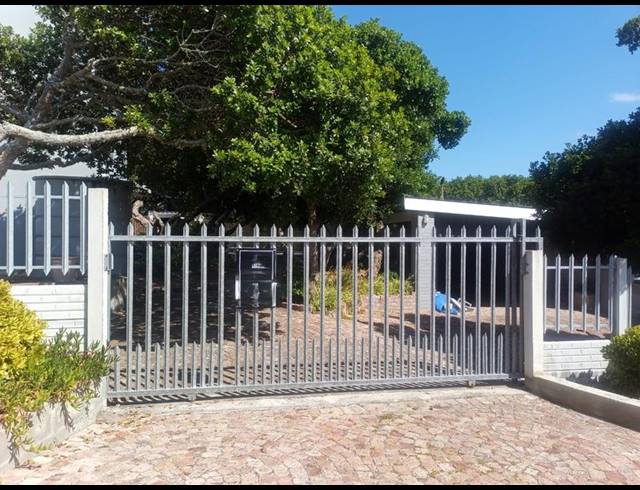5 BEDROOM HOUSE FOR SALE IN KLEINBAAI